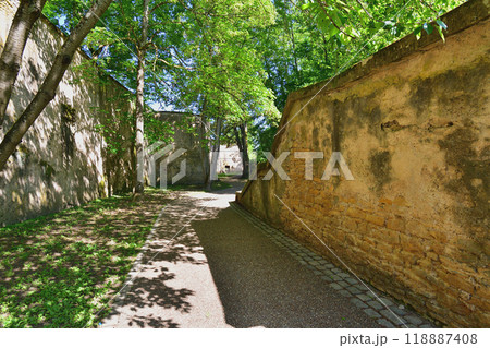 フランス、メッス。セイユ川沿いにあるベルクロワ要塞の城壁。2024年5月11日撮影。 118887408