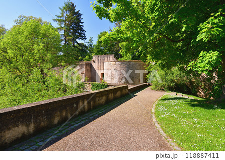 フランス、メッス。セイユ川沿いにあるベルクロワ要塞の城壁。2024年5月11日撮影。 118887411