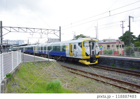 特急わかしお号といすみ鉄道ディーゼルカー(大原駅) 特急わかしお号といすみ鉄道ディーゼルカー(大原駅) 118887483