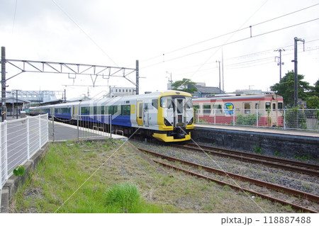 特急わかしお号といすみ鉄道ディーゼルカー(大原駅) 特急わかしお号といすみ鉄道ディーゼルカー(大原駅) 118887488