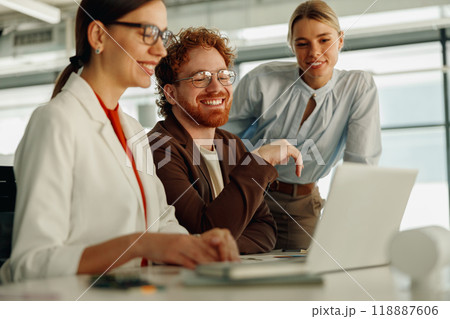 Enhancing Team Collaboration in a Modern Office for Maximum Efficiency and Engagement 118887606