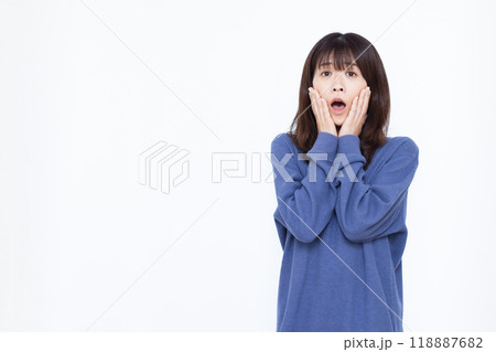 びっくりおどろく女性 びっくりおどろく女性 118887682