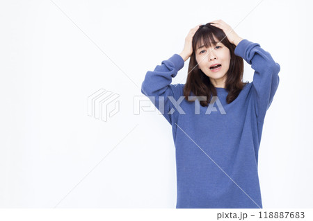 頭を抱えておどろく女性 頭を抱えておどろく女性 118887683