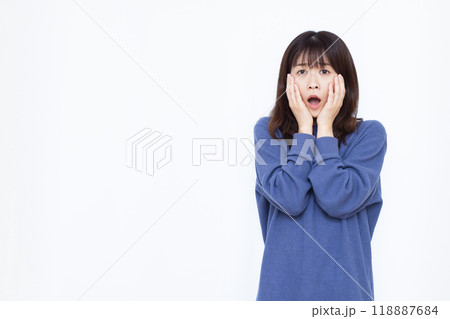 青ざめる女性 118887684