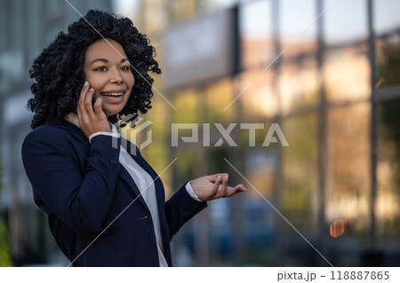 Waist up of a confident good-looking business woman 118887865