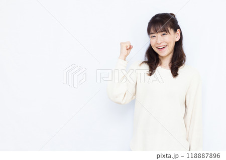 笑顔でガッツポーズをしている女性 笑顔でガッツポーズをしている女性 118887896