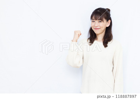 笑顔でガッツポーズをしている女性 118887897