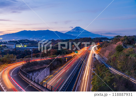 【静岡県】伊豆縦貫道三島塚原インターチェンジから夕暮れの富士山 【静岡県】伊豆縦貫道三島塚原インターチェンジから夕暮れの富士山 118887931