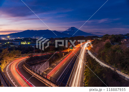 【静岡県】伊豆縦貫道三島塚原インターチェンジから夕暮れの富士山 【静岡県】伊豆縦貫道三島塚原インターチェンジから夕暮れの富士山 118887935