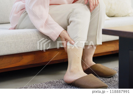 足がつるシニア女性　リビングルーム　顔無し 118887991