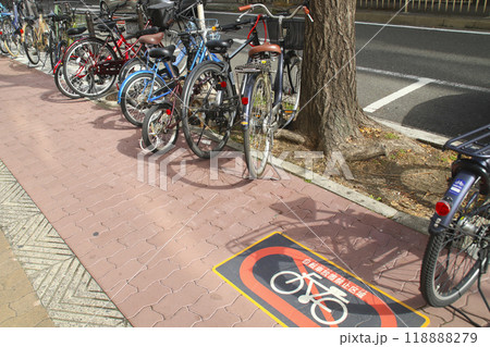 放置自転車と自転車放置禁止区域のロードサイン 118888279