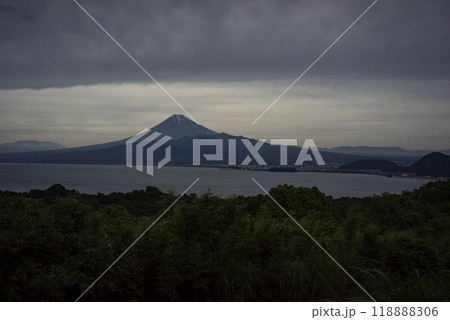 夕方沼津市から見た初夏の富士山 118888306