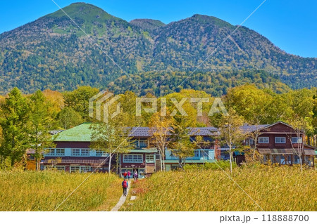 秋の尾瀬(福島県 檜枝岐村)の見晴地区にある山小屋(弥四郎小屋) 118888700