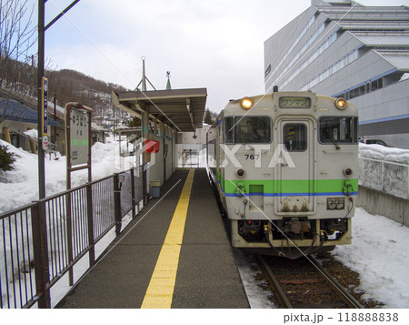 【運転手見えないためぼかし無】JR夕張駅ホーム 発車待つキハ40型 【運転手見えないためぼかし無】JR夕張駅ホーム 発車待つキハ40型 118888838