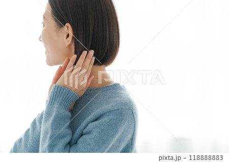 鏡を見て髪の毛を整える女性 118888883
