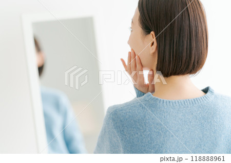 鏡を見るミドル女性 118888961