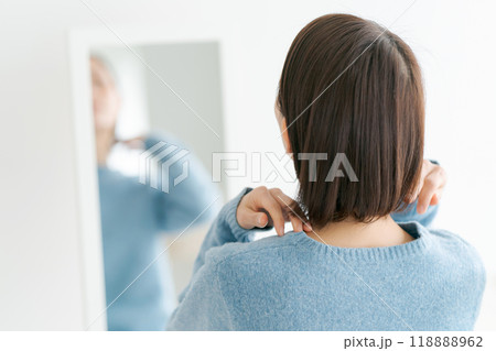 鏡を見るミドル女性 118888962