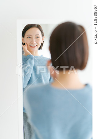 鏡を見るミドル女性 118888967