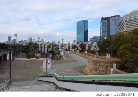 万博のぼりが目立つ大坂城公園駅のペデストリアンデッキ前の風景（大阪城ホール方面） 118889071