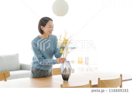部屋にお花を飾る30代女性 部屋にお花を飾る30代女性 118889181