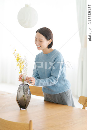 部屋にお花を飾る30代女性 部屋にお花を飾る30代女性 118889187
