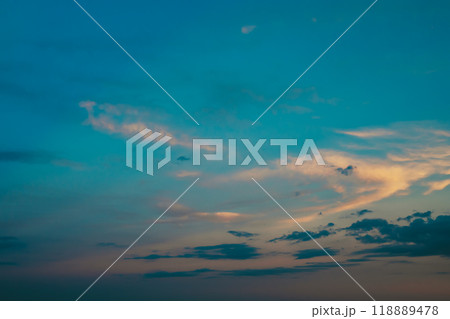 秋の夕暮れの青空に雲が漂う背景素材　フィルム調 118889478