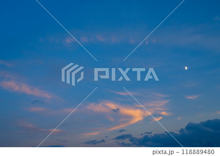 秋の夕暮れの青空に雲と月が浮かぶ背景素材 秋の夕暮れの青空に雲と月が浮かぶ背景素材 118889480