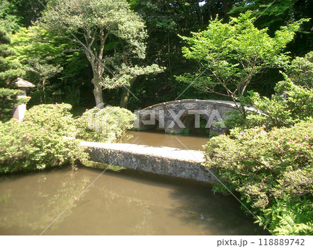 尾山神社の神苑の図月橋と琴橋（石川県金沢市） 118889742
