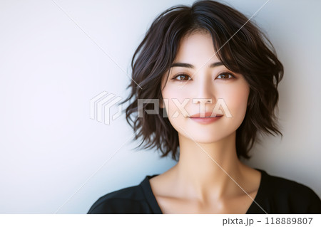 自然体の美しさとシンプルな魅力の黒い服の女性 118889807