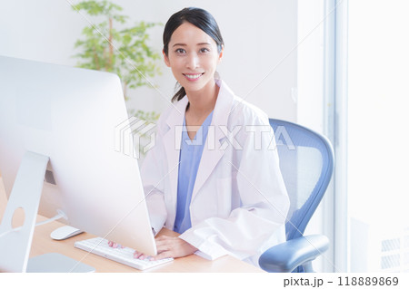 働く女性医師 118889869