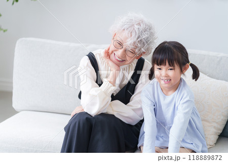 笑顔のおばあちゃんと孫 笑顔のおばあちゃんと孫 118889872