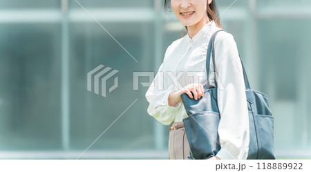 大企業に出社・通勤・出勤するビジネスウーマン・キャリアウーマン（転職・再就職） 118889922