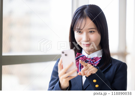スマホを見ている女子高生 118890038