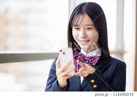 スマホを見ている女子高生 118890039