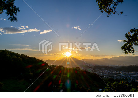 弘法山公園から見るダイヤモンド富士山（神奈川県秦野市） 118890091