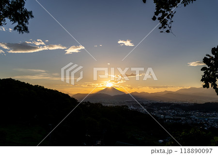 弘法山公園から見るダイヤモンド富士山(神奈川県秦野市) 弘法山公園から見るダイヤモンド富士山(神奈川県秦野市) 118890097