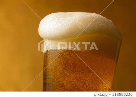 美味しいビールを飲む 美味しいビールを飲む 118890226