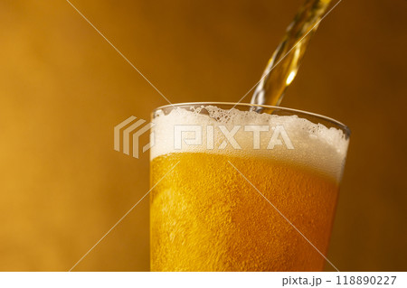 美味しいビールを飲む 美味しいビールを飲む 118890227