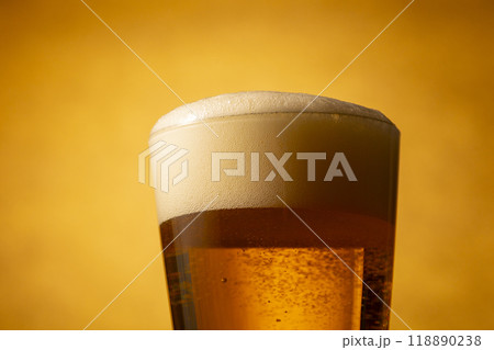 美味しいビールを飲む 美味しいビールを飲む 118890238