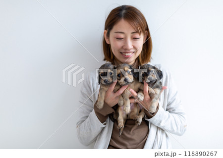 家族写真　仔犬　カニンヘンダックスフンドと女性 118890267