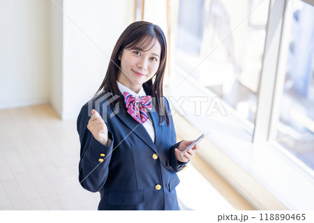 スマホを持っている女子高生のポートレート 118890465