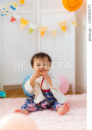 1歳の誕生日を祝う袴を着た男児 1歳 1歳の誕生日を祝う袴を着た男児 1歳 118890472