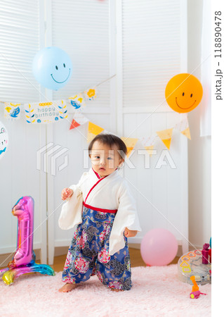 1歳の誕生日を祝う袴を着た男児 1歳 1歳の誕生日を祝う袴を着た男児 1歳 118890478