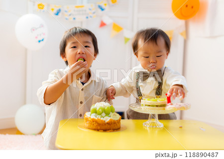 1歳男児の誕生日を祝う兄弟 1歳 1歳男児の誕生日を祝う兄弟 1歳 118890487