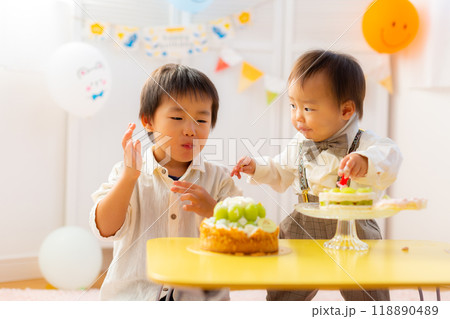 1歳男児の誕生日を祝う兄弟　1歳 118890489