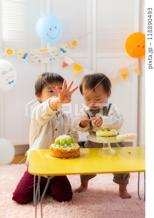 1歳男児の誕生日を祝う兄弟　1歳 118890493