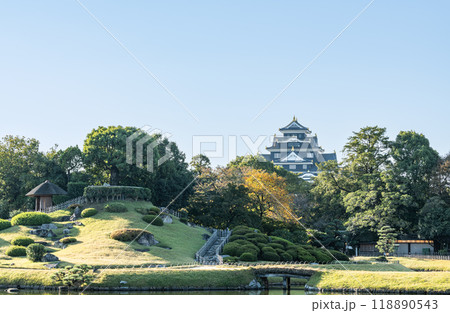 岡山県岡山市　日本三大名園の岡山後楽園から見る令和の大改修を終えた岡山城天守 118890543