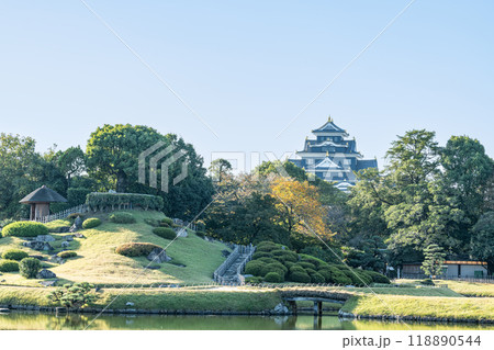 岡山県岡山市　日本三大名園の岡山後楽園から見る令和の大改修を終えた岡山城天守 118890544