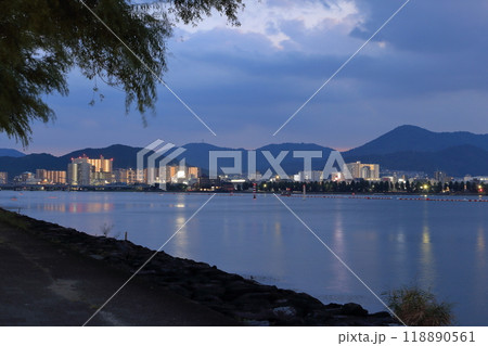 琵琶湖越しに見る石山の夜景 琵琶湖越しに見る石山の夜景 118890561
