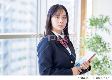 教科書を持っている女子高生 教科書を持っている女子高生 118890642